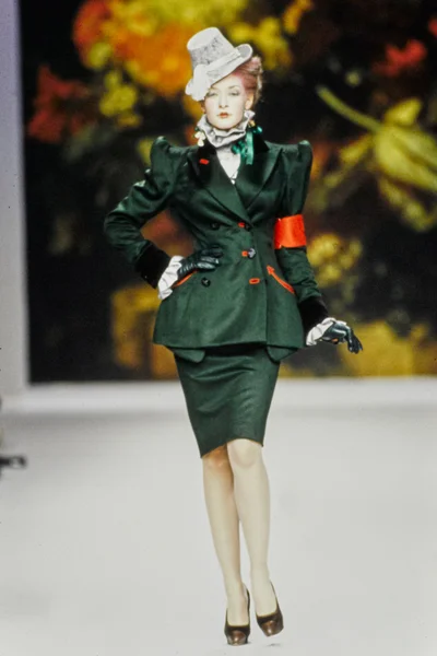 Look 16